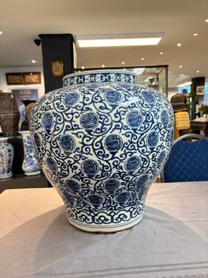 A large Chinese blue and white 'shou' jar, Wanli mark, 20th C. — photo 1