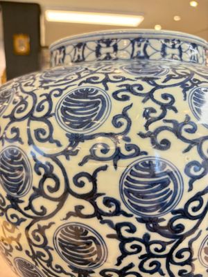 A large Chinese blue and white 'shou' jar, Wanli mark, 20th C. — photo 4