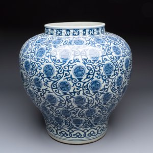 A large Chinese blue and white 'shou' jar, Wanli mark, 20th C. — photo 2