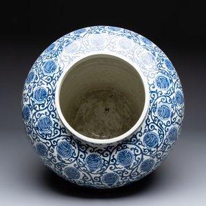A large Chinese blue and white 'shou' jar, Wanli mark, 20th C. — photo 6