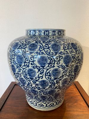 A large Chinese blue and white 'Shou' jar, Wanli mark but probably Republic — 照片 2