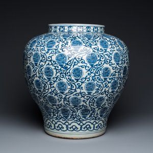 A large Chinese blue and white 'Shou' jar, Wanli mark but probably Republic — 照片 4