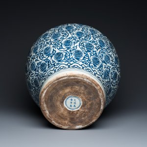 A large Chinese blue and white 'Shou' jar, Wanli mark but probably Republic — 照片 7