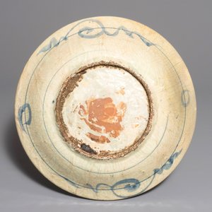 A large Chinese blue and white Swatow dish with a boat in a landscape, Ming — photo 2