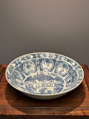 A large Chinese blue and white Swatow dish with a lobster and a carp at a fishing village, Ming — photo 1