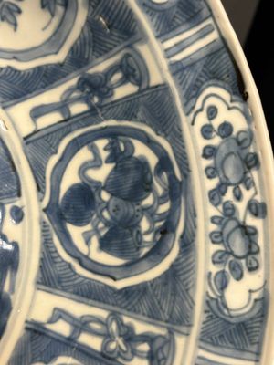 A large Chinese blue and white Swatow dish with a lobster and a carp at a fishing village, Ming — photo 6
