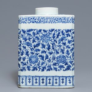 A large Chinese blue and white tea caddy with floral scrolls, 19th C. — photo 3