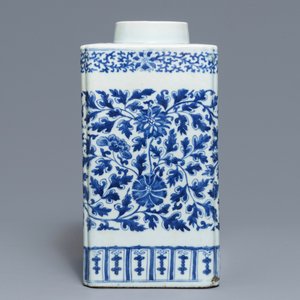 A large Chinese blue and white tea caddy with floral scrolls, 19th C. — photo 4