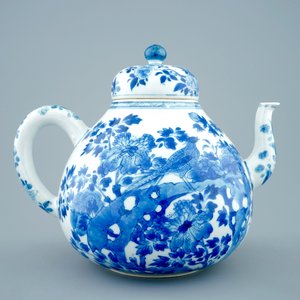 A large Chinese blue and white teapot and cover with peacocks, Kangxi — 照片 3
