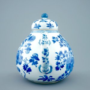 A large Chinese blue and white teapot and cover with peacocks, Kangxi — 照片 4