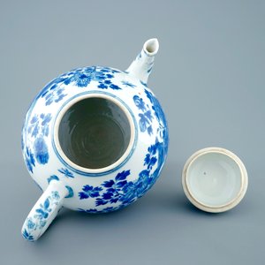 A large Chinese blue and white teapot and cover with peacocks, Kangxi — 照片 5