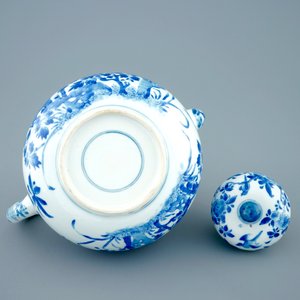 A large Chinese blue and white teapot and cover with peacocks, Kangxi — 照片 6