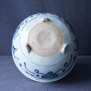 A large Chinese blue and white tripod censer, Ming — photo 13
