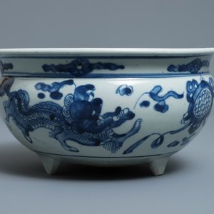 A large Chinese blue and white tripod censer, Ming — photo 2