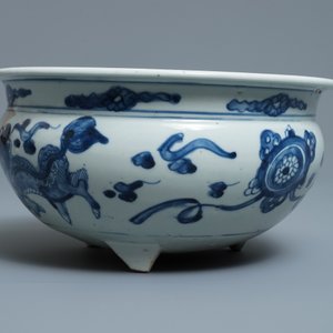 A large Chinese blue and white tripod censer, Ming — photo 4