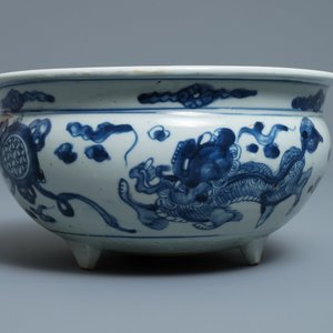 A large Chinese blue and white tripod censer, Ming — photo 5