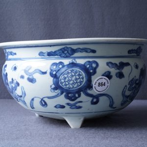 A large Chinese blue and white tripod censer, Ming — photo 8
