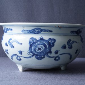 A large Chinese blue and white tripod censer, Ming — photo 10