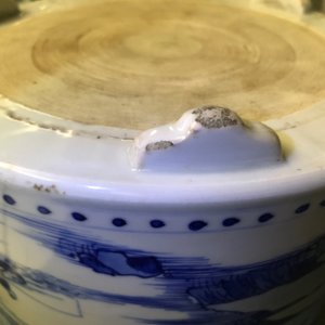 A large Chinese blue and white tripod censer with figures in a landscape, Kangxi — photo 12