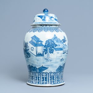 A large Chinese blue and white vase and cover, 19th C. — 照片 1