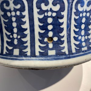 A large Chinese blue and white vase and cover, 19th C. — 照片 17