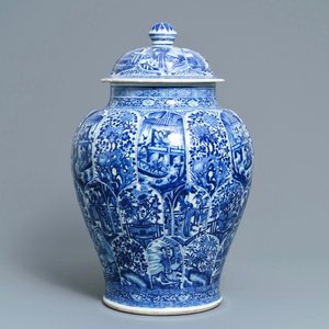 A large Chinese blue and white vase and cover, Kangxi — 照片 1