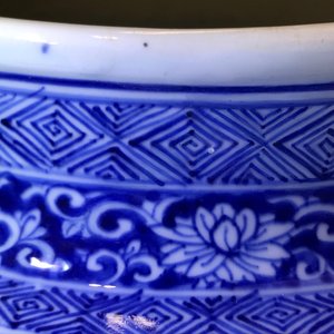 A large Chinese blue and white vase and cover, Kangxi — 照片 27