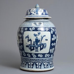 A large Chinese blue and white vase and cover with 'antiquities' design, 19th C. — 照片 1