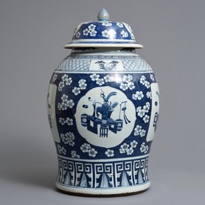 A large Chinese blue and white vase and cover with 'antiquities' design, 19th C. — 照片 4