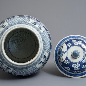 A large Chinese blue and white vase and cover with 'antiquities' design, 19th C. — 照片 5
