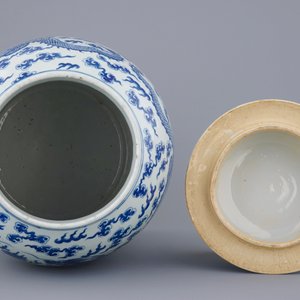 A large Chinese blue and white vase and cover with dragons, 19th C. — photo 6