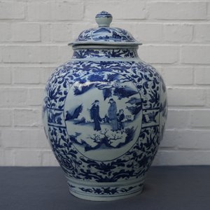 A large Chinese blue and white vase and cover with figurative medallions, Wanli, Ming — photo 22