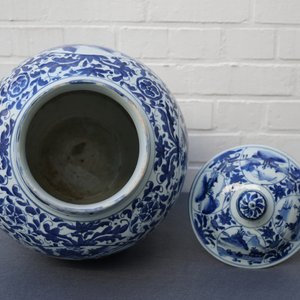 A large Chinese blue and white vase and cover with figurative medallions, Wanli, Ming — photo 23