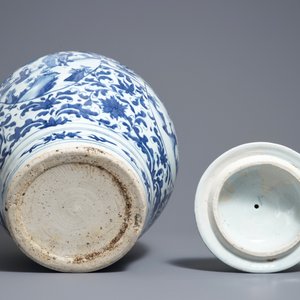 A large Chinese blue and white vase and cover with figurative medallions, Wanli, Ming — photo 6