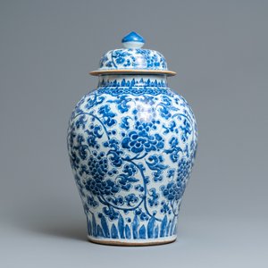 A large Chinese blue and white vase and cover with floral design, Kangxi — photo 4