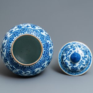 A large Chinese blue and white vase and cover with floral design, Kangxi — photo 5