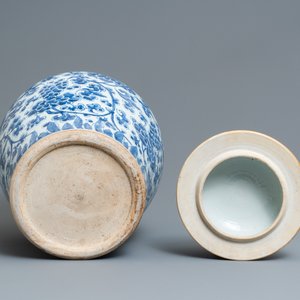 A large Chinese blue and white vase and cover with floral design, Kangxi — photo 6