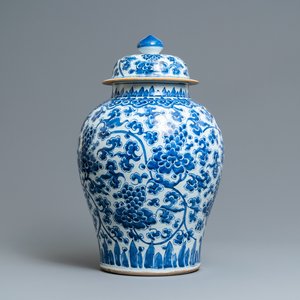 A large Chinese blue and white vase and cover with floral design, Kangxi — 照片 1