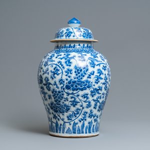 A large Chinese blue and white vase and cover with floral design, Kangxi — 照片 3