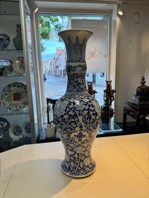 A large Chinese blue and white vase with dragons, peonies and antiquities, Johanneum mark, ex-collection of August the Strong, Kangxi — photo 1