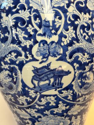 A large Chinese blue and white vase with dragons, peonies and antiquities, Johanneum mark, ex-collection of August the Strong, Kangxi — photo 11