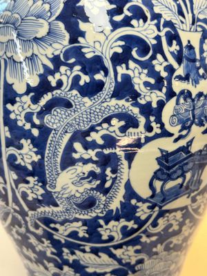 A large Chinese blue and white vase with dragons, peonies and antiquities, Johanneum mark, ex-collection of August the Strong, Kangxi — photo 12