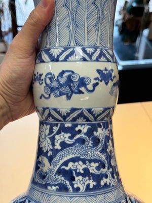 A large Chinese blue and white vase with dragons, peonies and antiquities, Johanneum mark, ex-collection of August the Strong, Kangxi — photo 13