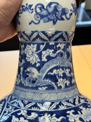 A large Chinese blue and white vase with dragons, peonies and antiquities, Johanneum mark, ex-collection of August the Strong, Kangxi — photo 14