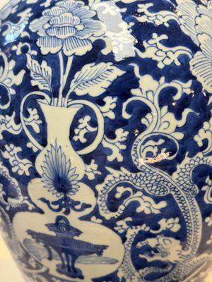A large Chinese blue and white vase with dragons, peonies and antiquities, Johanneum mark, ex-collection of August the Strong, Kangxi — photo 16