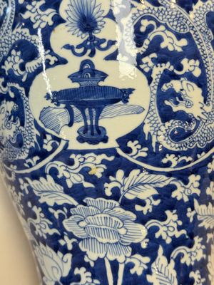 A large Chinese blue and white vase with dragons, peonies and antiquities, Johanneum mark, ex-collection of August the Strong, Kangxi — photo 19