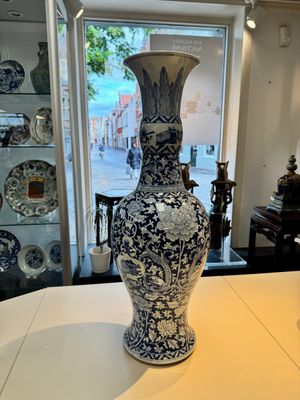 A large Chinese blue and white vase with dragons, peonies and antiquities, Johanneum mark, ex-collection of August the Strong, Kangxi — photo 2