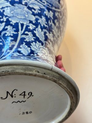 A large Chinese blue and white vase with dragons, peonies and antiquities, Johanneum mark, ex-collection of August the Strong, Kangxi — photo 26