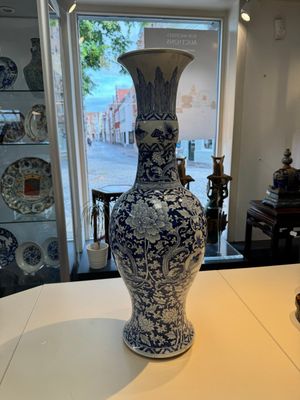 A large Chinese blue and white vase with dragons, peonies and antiquities, Johanneum mark, ex-collection of August the Strong, Kangxi — photo 3
