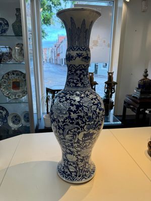 A large Chinese blue and white vase with dragons, peonies and antiquities, Johanneum mark, ex-collection of August the Strong, Kangxi — photo 4